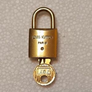 Louis Vuitton Vintage EUC Lock 🔐 and Key #202
